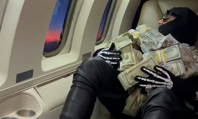 6ix9ine Travels To New York With $1 Million, Drops Addy